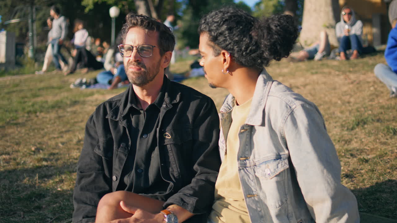 두 남자가 공원에서 대화하고 있다.