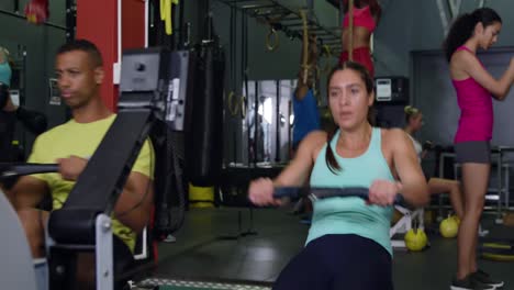 hacer ejercicio en un gimnasio