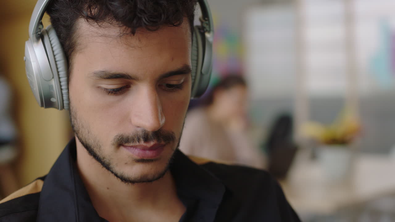 primer plano joven hispano usando computadora tableta digital dibujando navegando en línea compartiendo mensajes de redes sociales estudiante dibujando disfrutando escuchando música en una oficina moderna