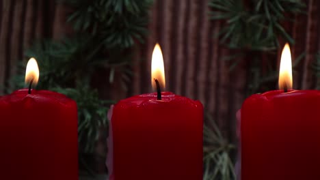 La-Luz-De-Las-Velas-De-Navidad-Roja-Ardiendo-Contra-El-Fondo-De-Madera