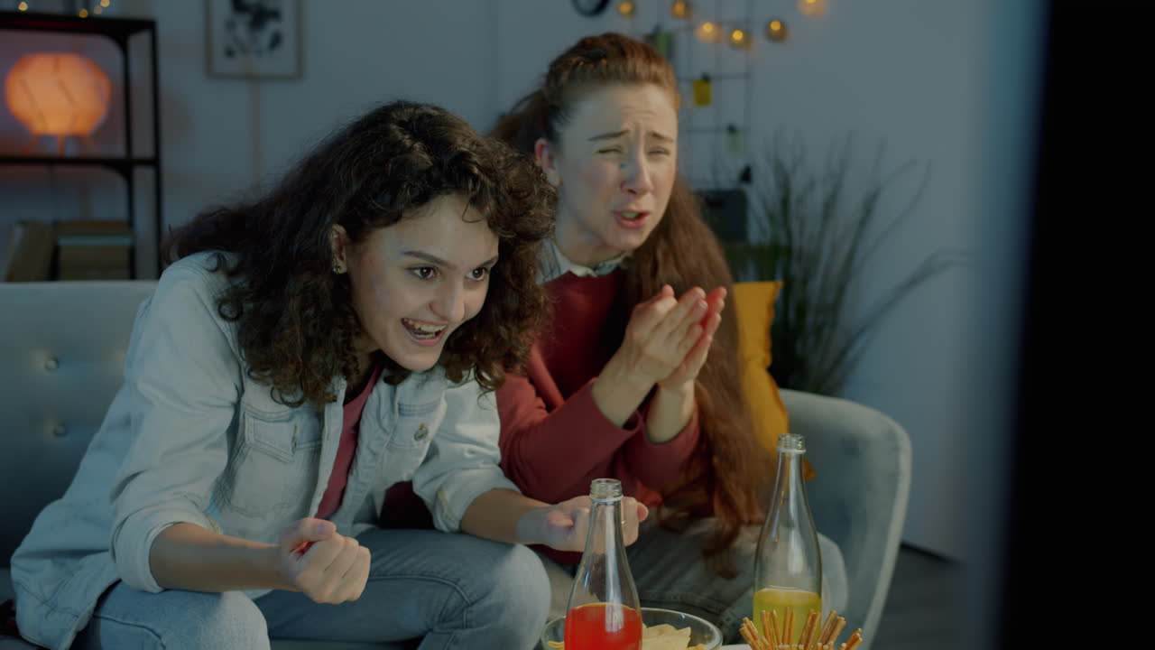 Venner ser tv og fejrer