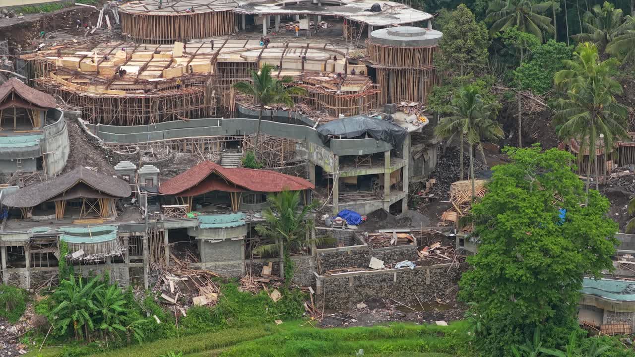 Situs konstruksi besar yang merusak lereng bukit tropis di Bali