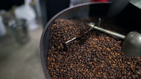 granos de café en la máquina de tostar