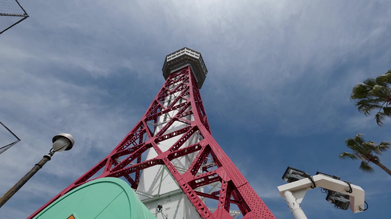 Vy på nära håll av Hakata Port Tower, Fukuoka, Japan.