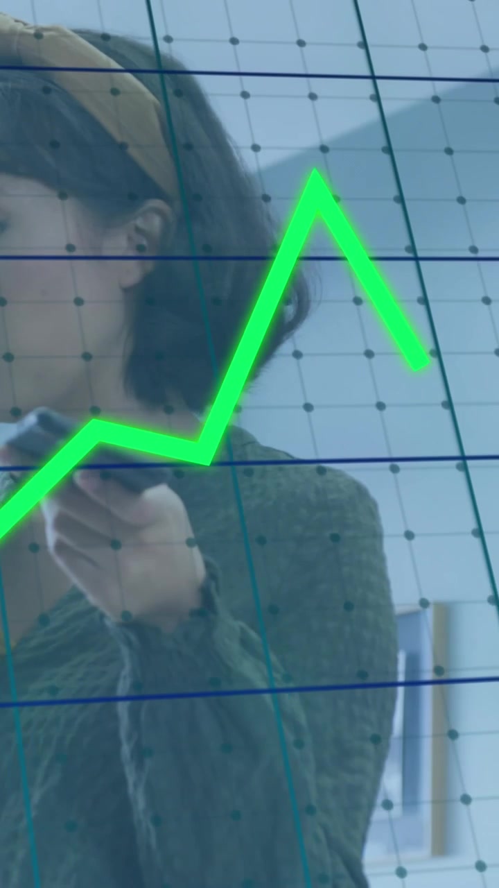 Animazione di elaborazione dati statistici su una donna asiatica con laptop che parla al telefono in ufficio