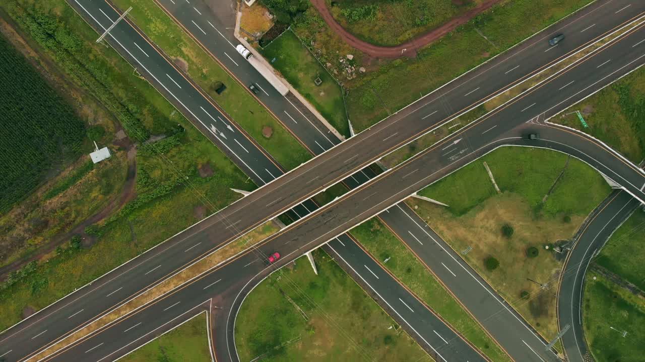 항공: 자동차가 있는 고속도로의 교차로