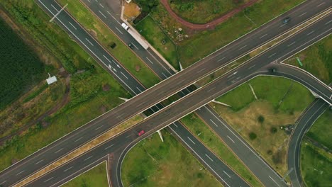 空中:高速公路上的十字路口与汽车