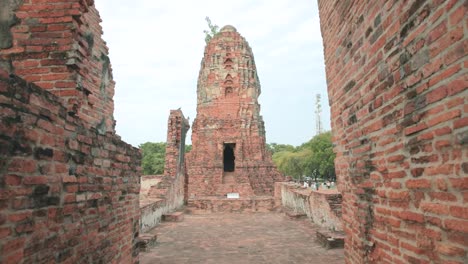 Los-Antiguos-Templos-De-Ayutthaya-Adornan-El-Paisaje-De-Tailandia-En-Un-Día-Glorioso.