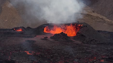 volcán estallando con lava caliente