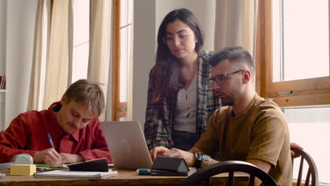 tres compañeros de un grupo de estudio en la mesa