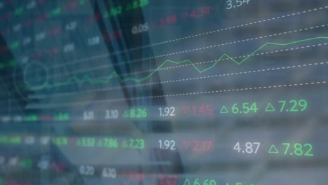 animación del procesamiento de datos del mercado de valores contra vista de ángulo bajo de un edificio alto