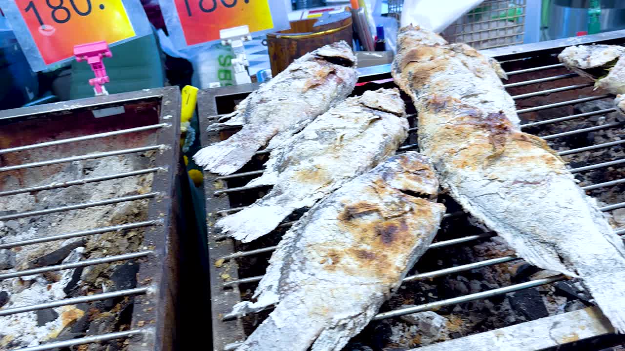 방 시장 에서 나무 석탄 에 생선 을 는 것