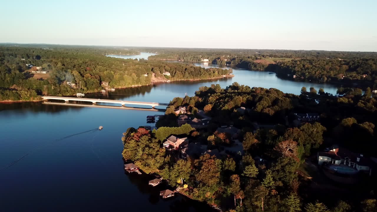 Inquadratura aerea in avvicinamento al Lago Hickory vicino a Hickory, NC, Hickory Carolina del Nord lungo il fiume Catawba