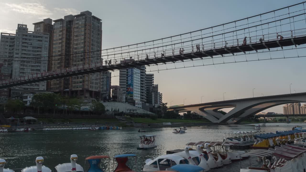 비탄 경관 지역의 일몰의 타임 스