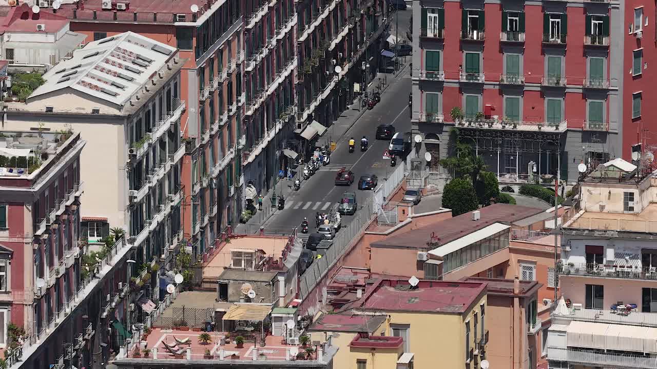 воздушный вид на оживленную улицу неаполя