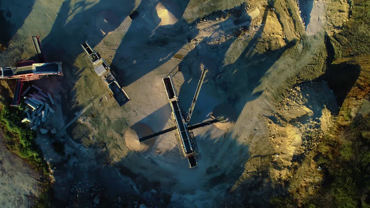 드론이 상승하여 위에서 아래로 회전하여 선형 오버파일 포털 복구 기계 위를 볼 수 있습니다.