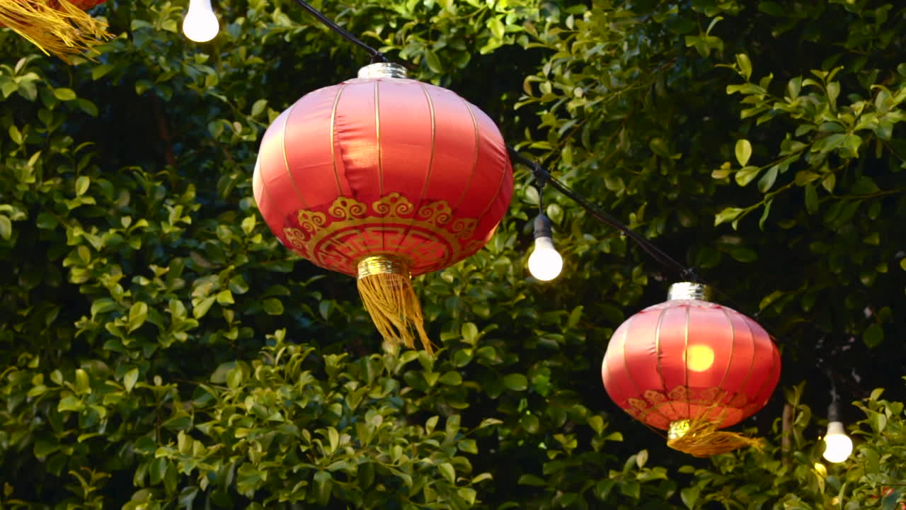 Chinese lanterns being blown by a light breeze in Chinatown, San Francisco. Shot in 120fps on the Sony a7Sii, exported at 23.98fps.
