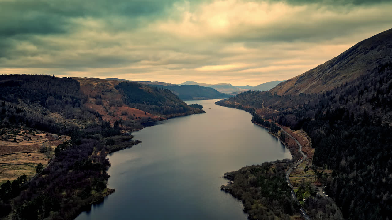 웅장한 산으로 둘러싸인 300m 호수를 포착하는 매혹적인 항공 비디오를 통해 컴브리아의 눈부신 아름다움을 경험해보세요.