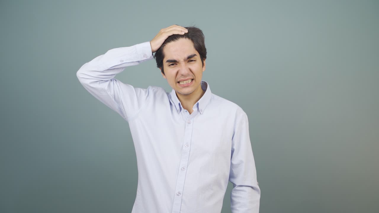 편두통을  ⁇ 고 있는 남자는 통증을 경험하고 있습니다.