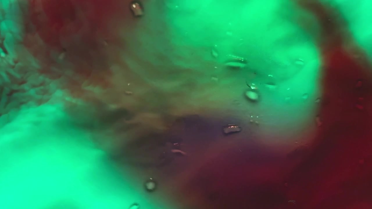 Sfondo astratto di liquido colorato e goccioline d'acqua