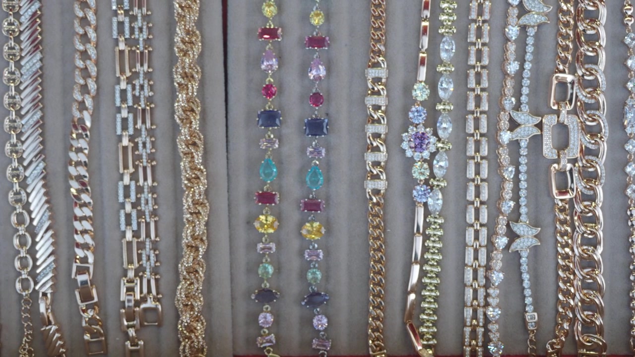 Colección de Elegantes Pulseras de Oro con Piedras Preciosas y Diamantes