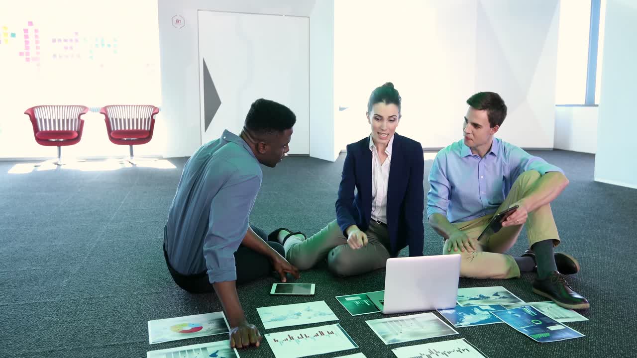 Colegas de trabalho discutindo sobre gráfico 4k