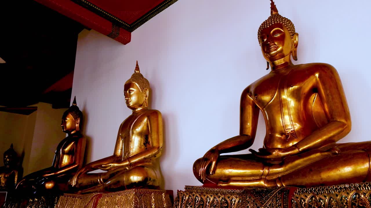 estatuas serenas de buda en el templo de wat pho