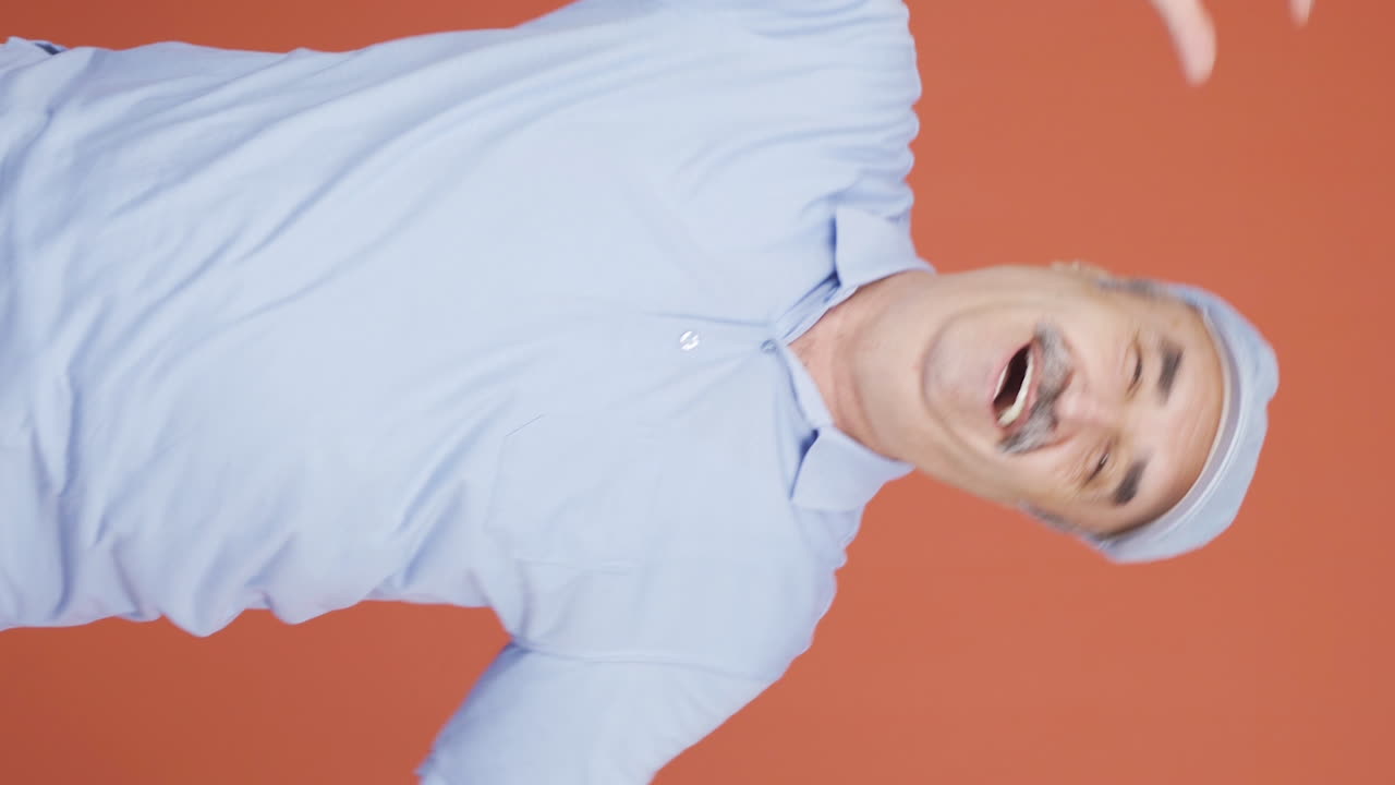 ⁇ 은이가 재미있게 춤을 추는 수직 비디오입니다.