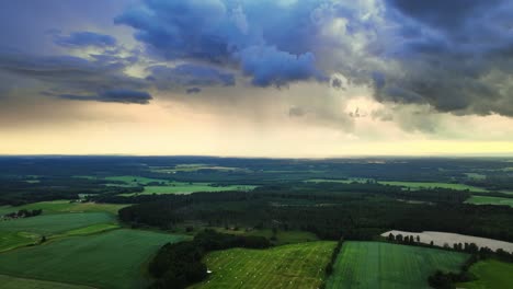 Regenwolken-über-Den-Grünen-Feldern-Am-Stadtrand-Von-Hjo,-Schweden---Antenne