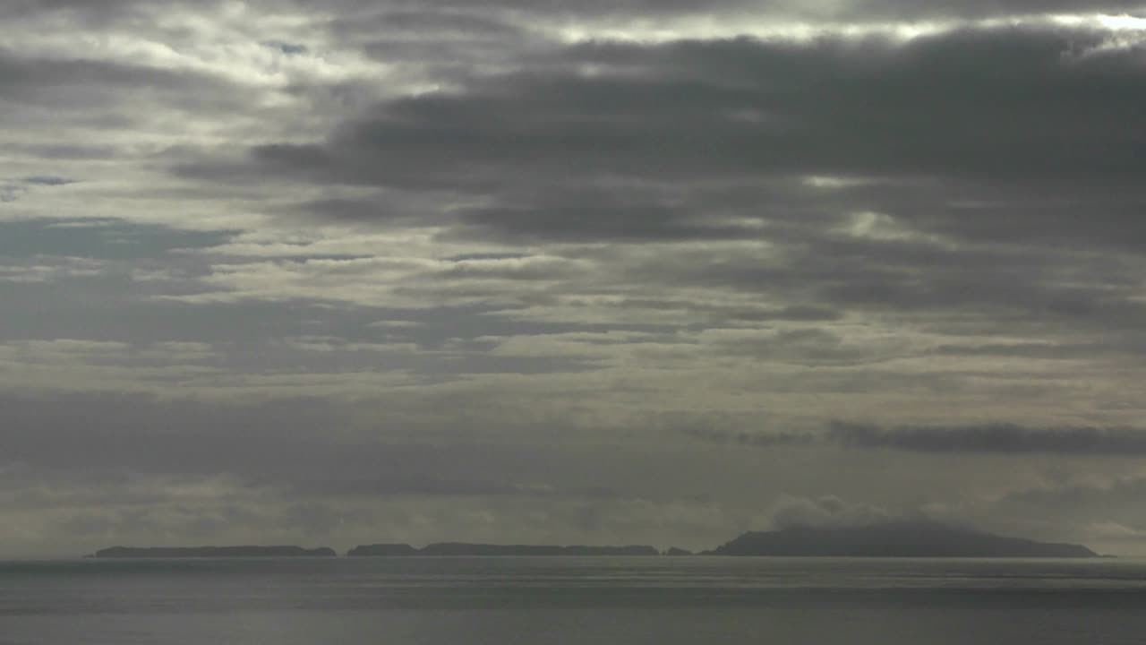 어두운 폭풍우 구름이 바다 위에 쌓입니다.