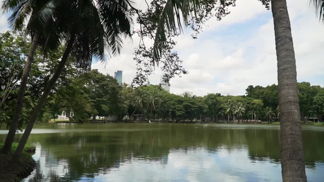 gran estanque en el parque lumpini bangkok tailandia