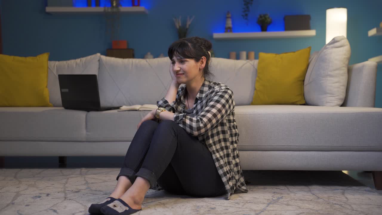 여성은 무능하다고 느끼고 화가 납니다.