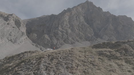 a-drone-shot-of-Un-homme-qui-court-sur-une-montagne-in-Switzerland