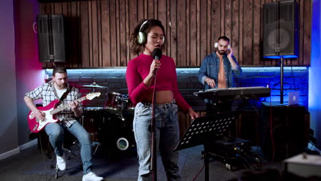 grupo musical en el estudio
