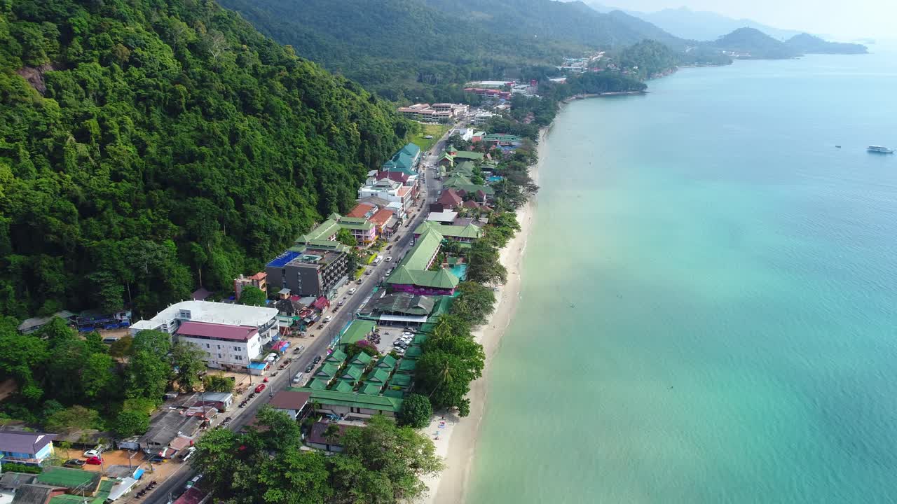 Vista aérea de una playa tropical con aguas turquesas y exuberante vegetación verde