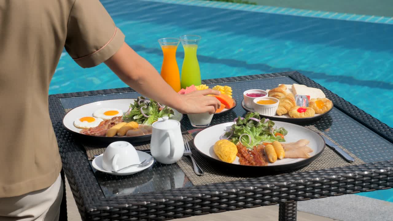 럭셔리 호텔, 리조트의 레스토랑에서 아침 식사를 제공하는 여성 웨이터 손