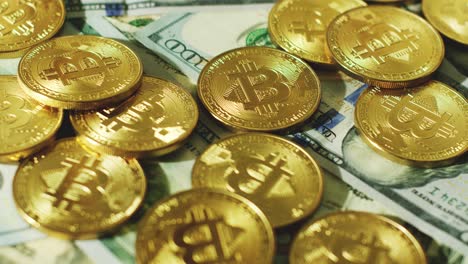 monedas de oro resplandecientes con el símbolo de bitcoin