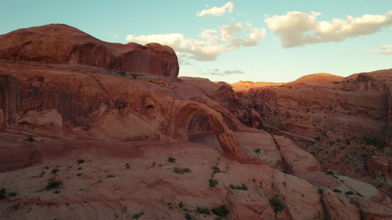 Ripresa con drone che si allontana volando all'indietro dall'Arco Corona a Moab, Utah.