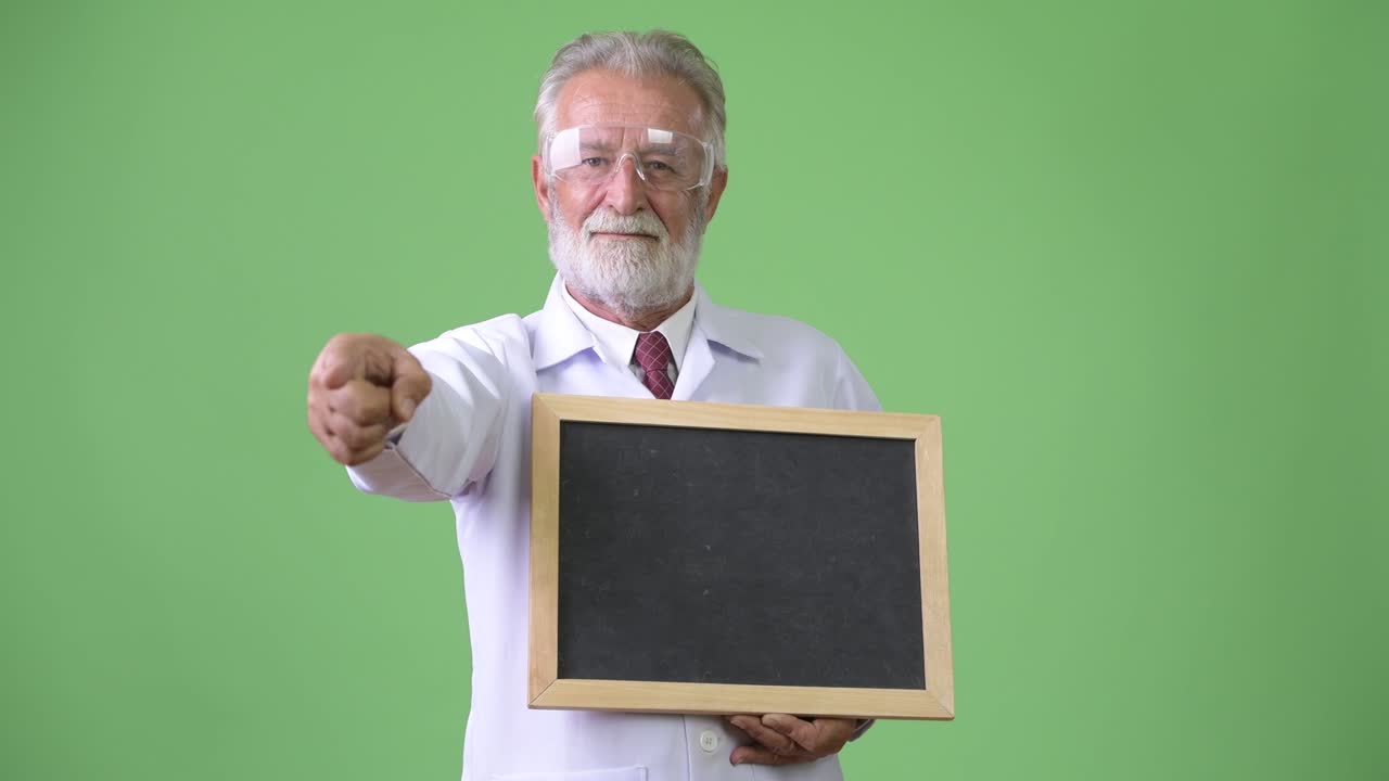 초록색 배경 에 있는 잘생긴 수염 을 가진 남자 의사