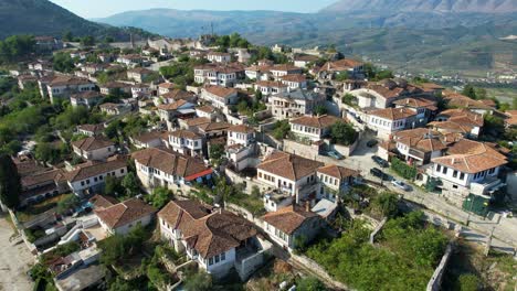 Hilltop-Houses-with-White-Walls-and-Thousand-Windows-Encircled-by-UNESCO-Heritage-Stone-Walls-of-the-Castle-of-Berat-in-Albania