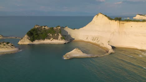 el drone ascendente revela el cabo drastis en corfú.