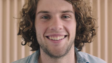 retrato de un joven simpático y amigable cara sonriente alegre mirando a la cámara atractivo hombre caucásico feliz