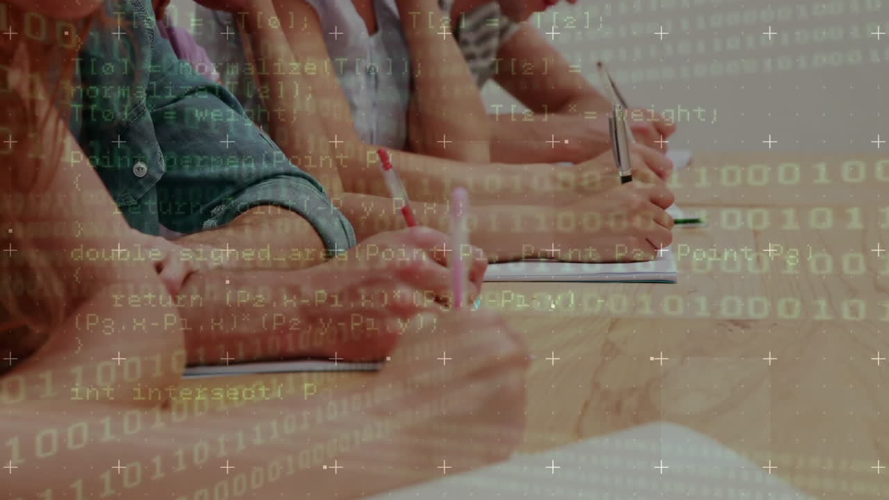 écrire dans des cahiers, les étudiants avec le codage binaire et l'animation de traitement de données sur