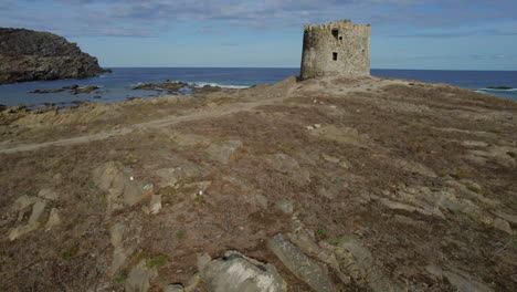 Isola-Della-Pelosa,-Sardinien:-Fantastische-Luftaufnahme-Im-Orbit-Des-Torre-Della-Pelosa-Und-Blick-Auf-Die-Küste-Und-Das-Meer