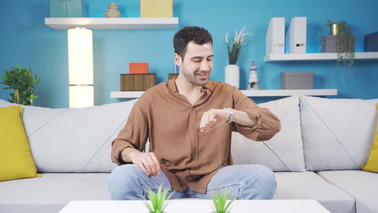 젊은이가 흥분하고 참을성 없이 기다리고 있습니다.