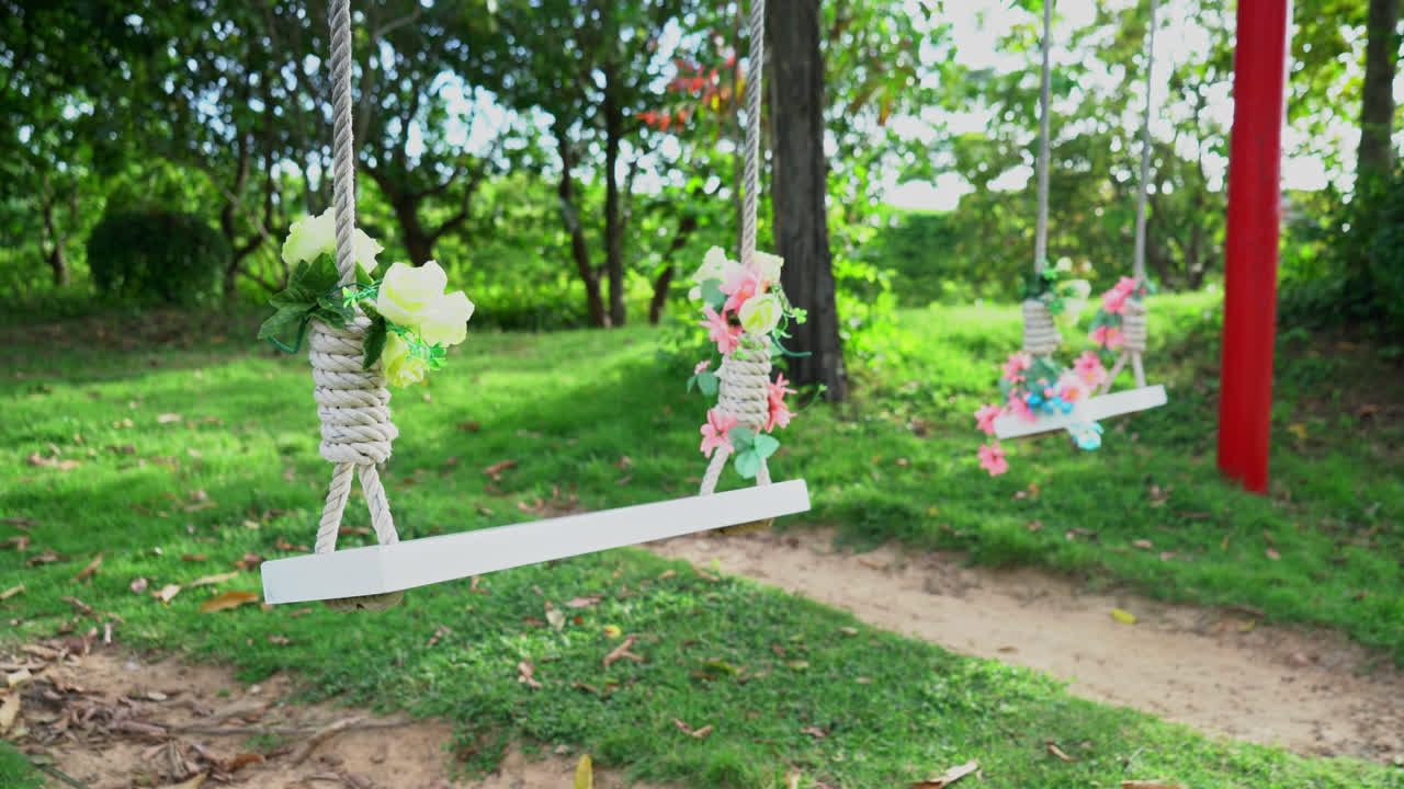 정원의 아름다운 하얀 그네