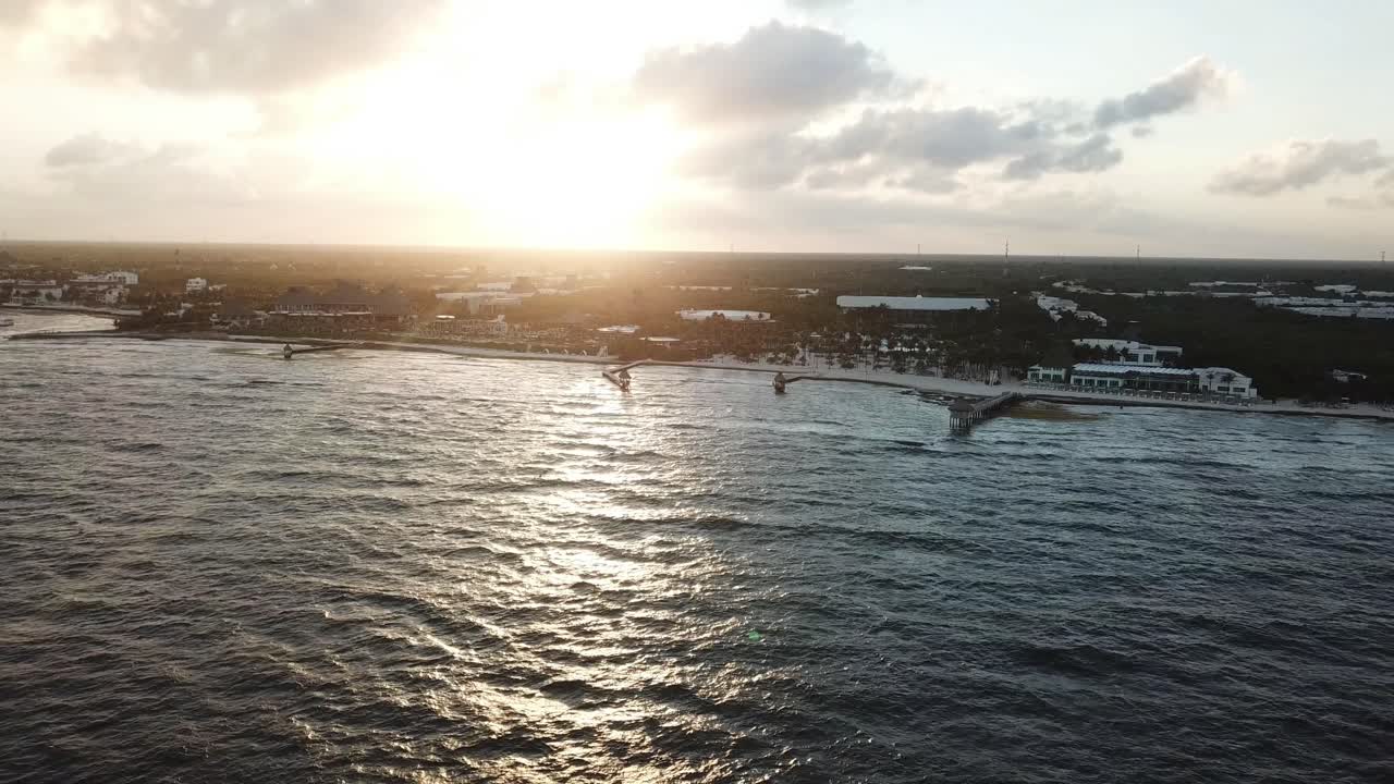 Dramatisk solnedgang med genspejling i Playa del Carmen nær Vidanta Riviera Maya, Quintana Roo, Mexico