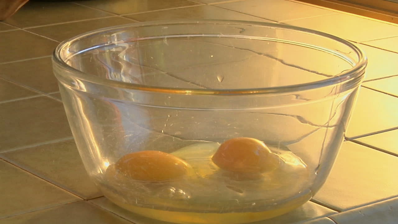 los huevos crudos se ponen en un recipiente de vidrio