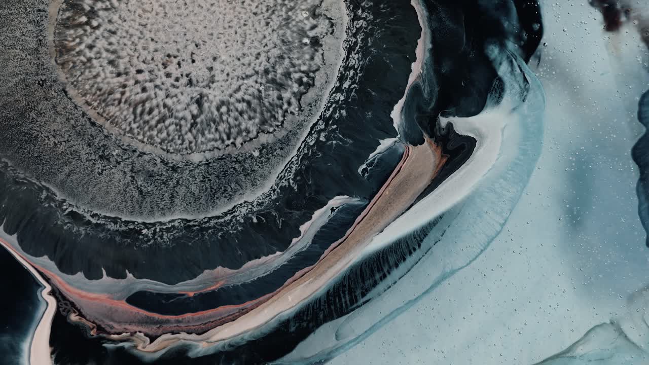 nebulosa de tinta en expansión, gotas, tinta azul como las olas del océano, abstracto, cámara lenta, macro