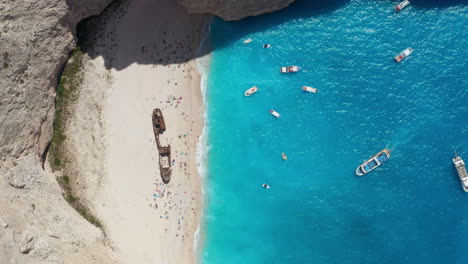 famosa playa navagio con naufragio - barcos flotando en aguas turquesas de la costa de zakynthos en grecia